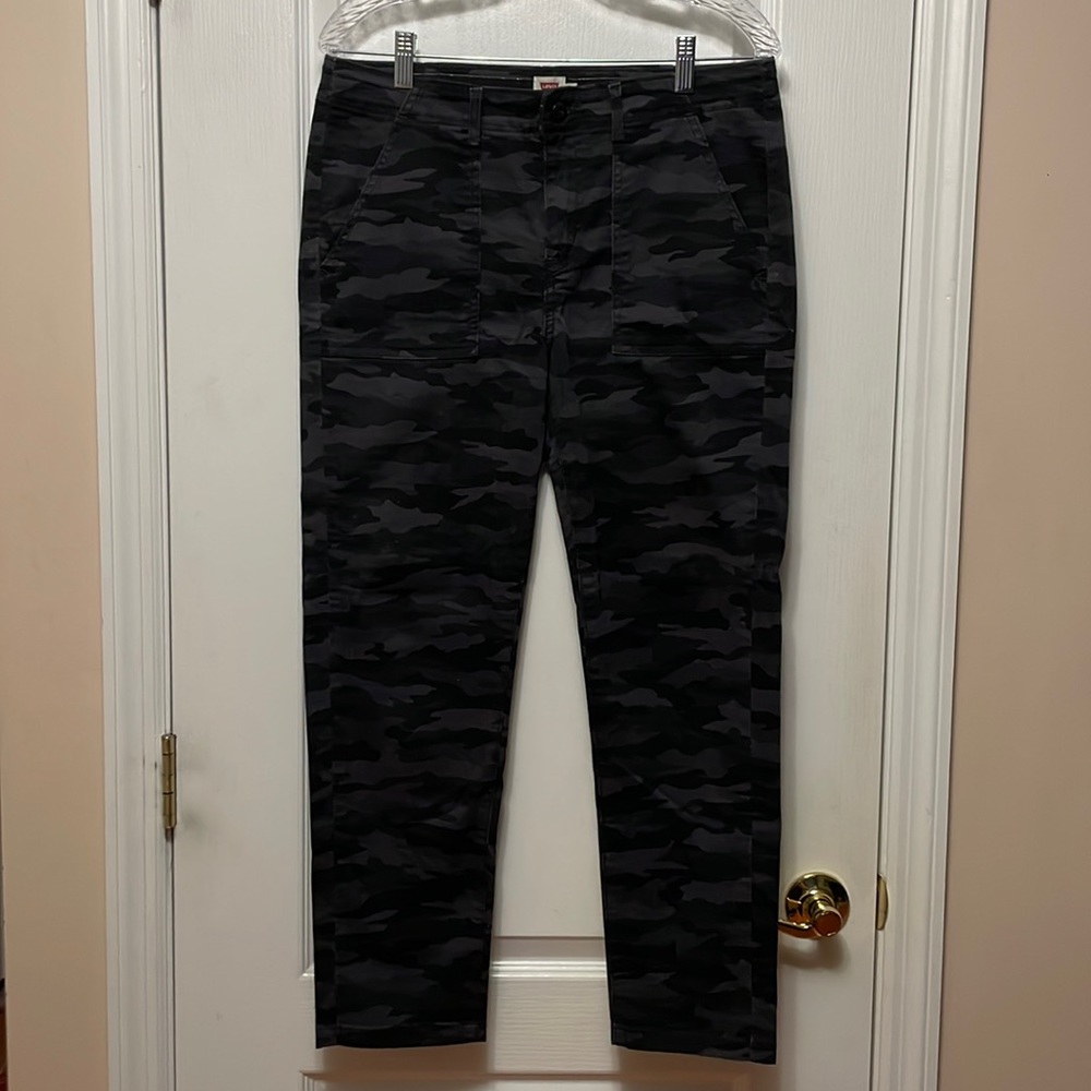 Levi’s cropped cargo jean